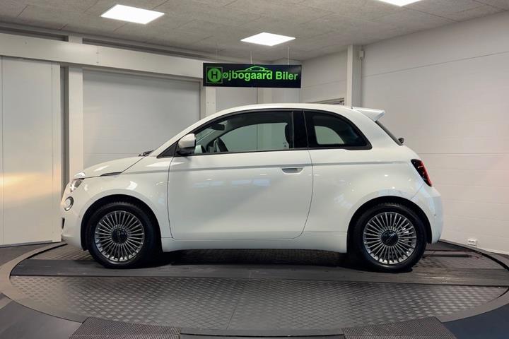 Hvid Fiat 500e fra 2023