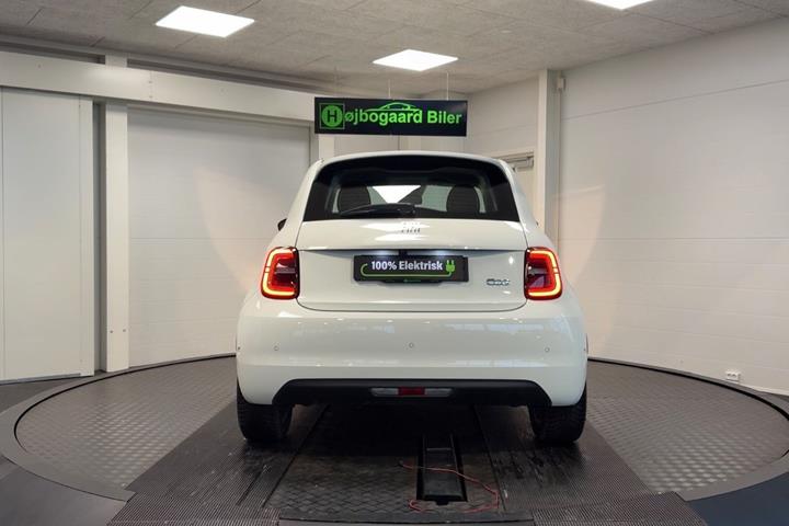 Hvid Fiat 500e fra 2023