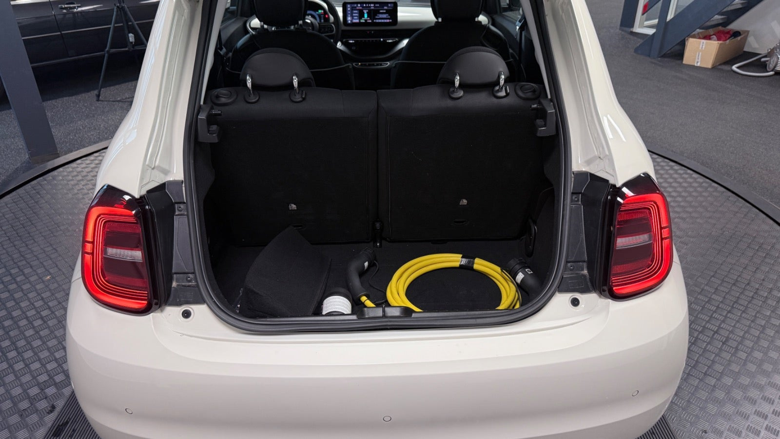 Hvid Fiat 500e fra 2023
