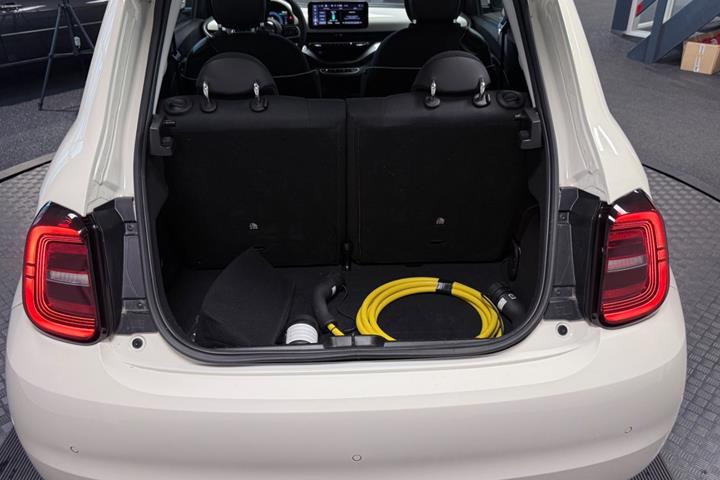 Hvid Fiat 500e fra 2023
