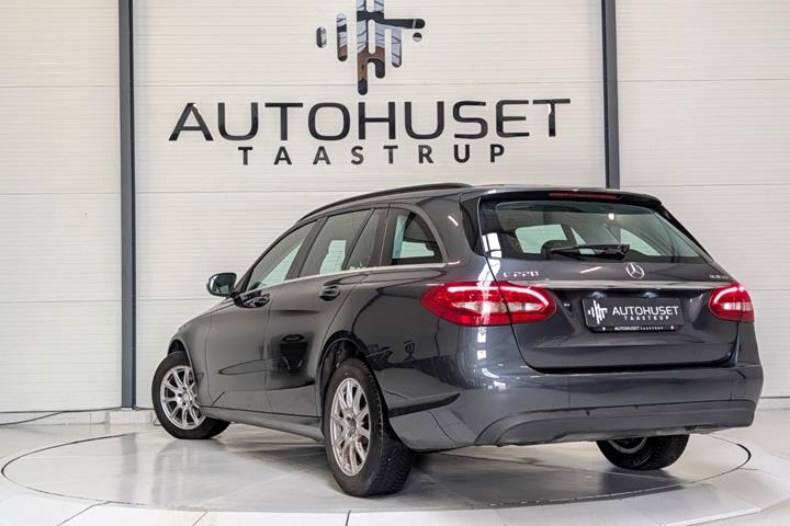 Grå Mercedes C220 fra 2015