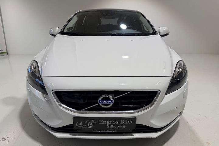 Hvid Volvo V40 fra 2016