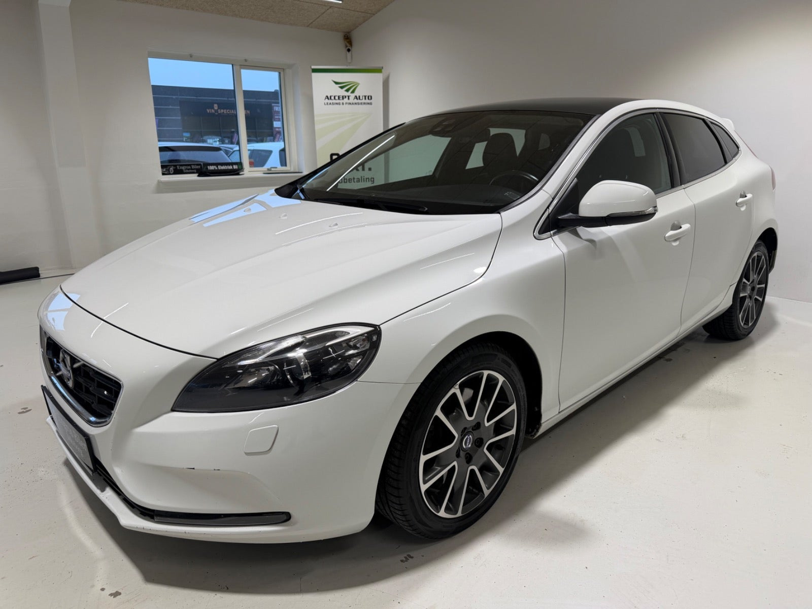 Hvid Volvo V40 fra 2016