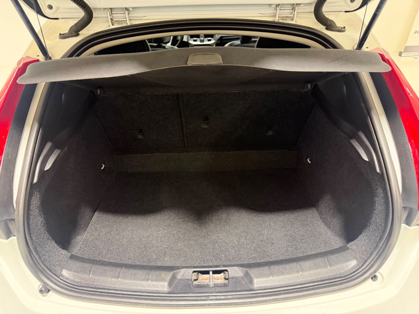 Hvid Volvo V40 fra 2016