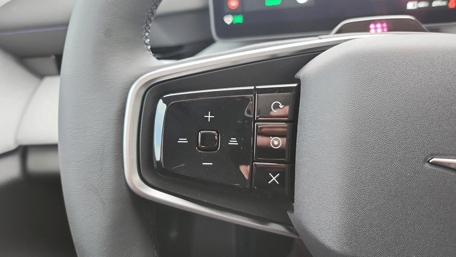 Sort Polestar 4 fra 2026