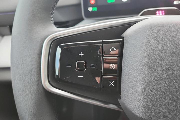 Sort Polestar 4 fra 2026