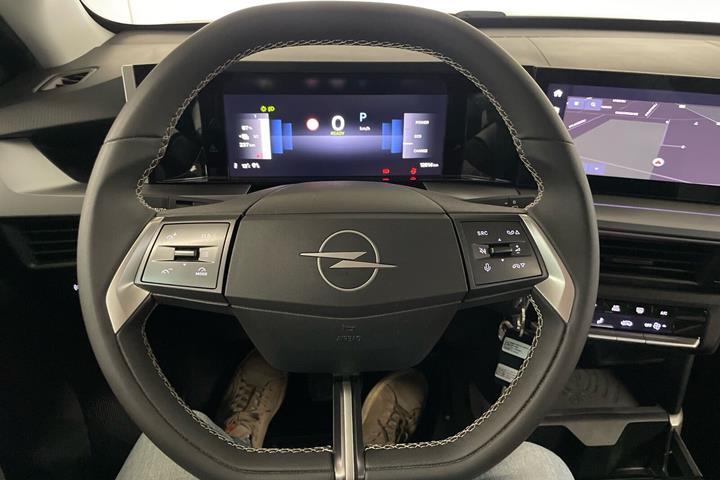 Sølv Opel Frontera fra 2025