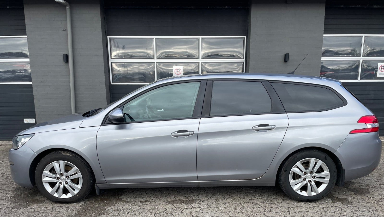 Sølv Peugeot 308 fra 2017
