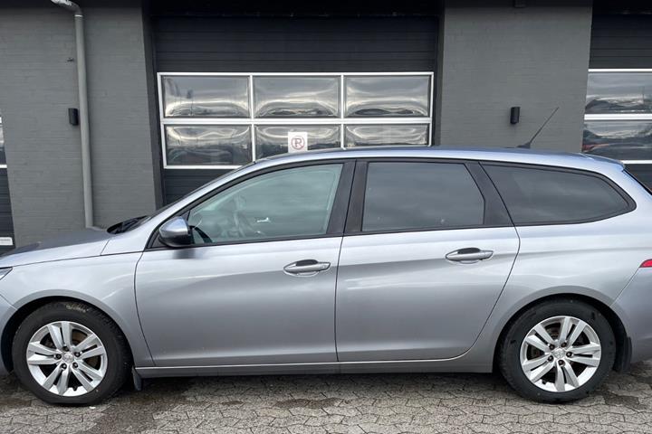 Sølv Peugeot 308 fra 2017