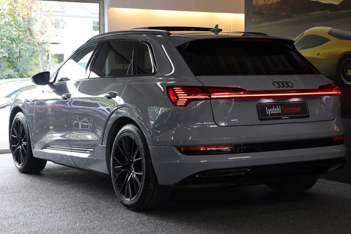 Grå Audi e-tron fra 2021