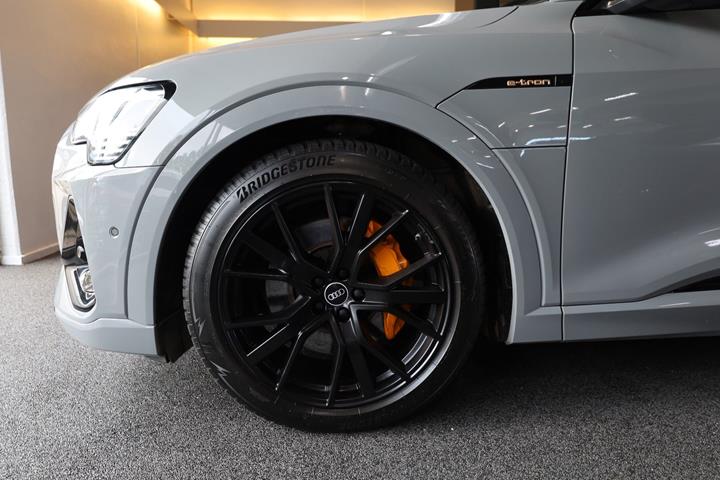 Grå Audi e-tron fra 2021