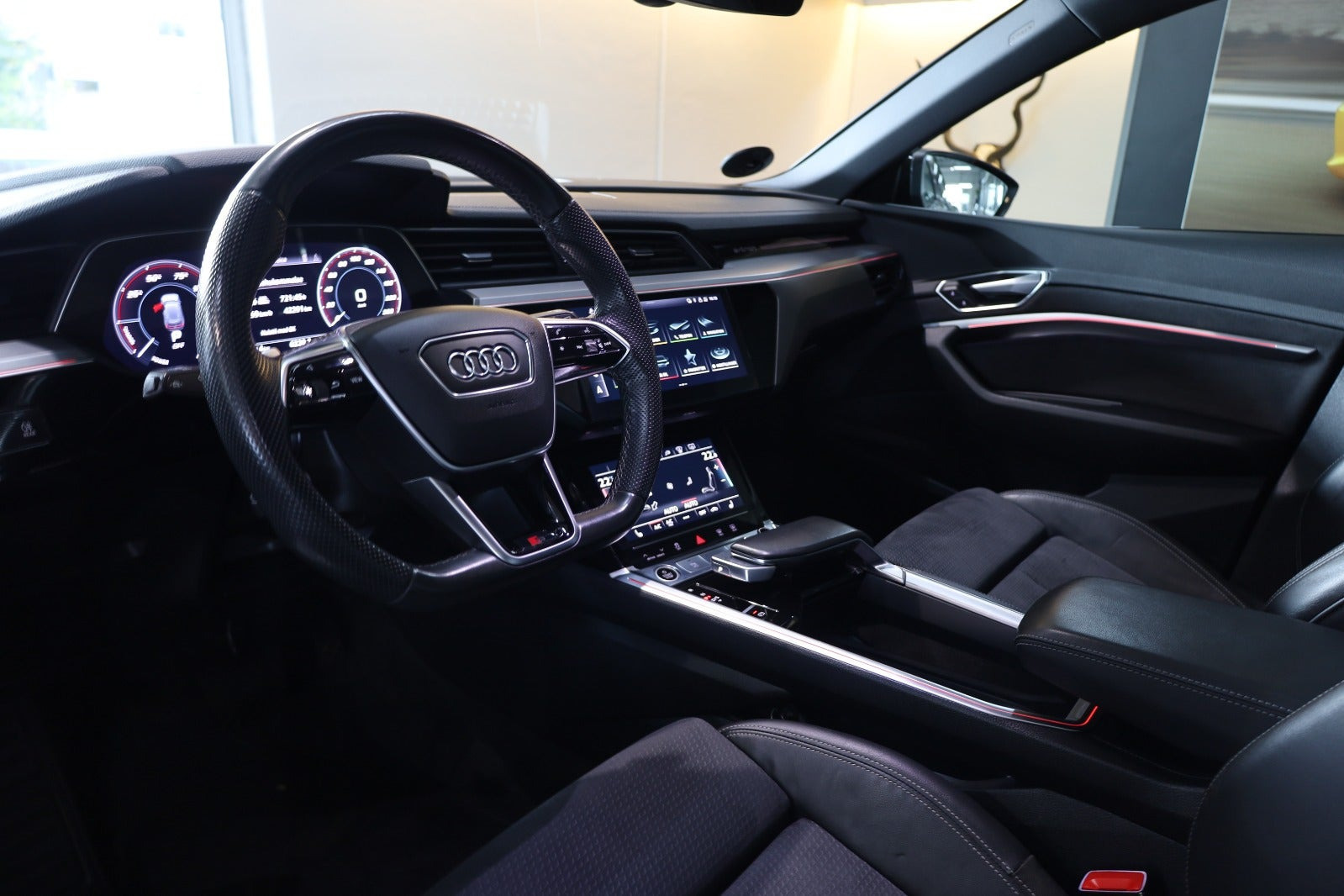 Grå Audi e-tron fra 2021