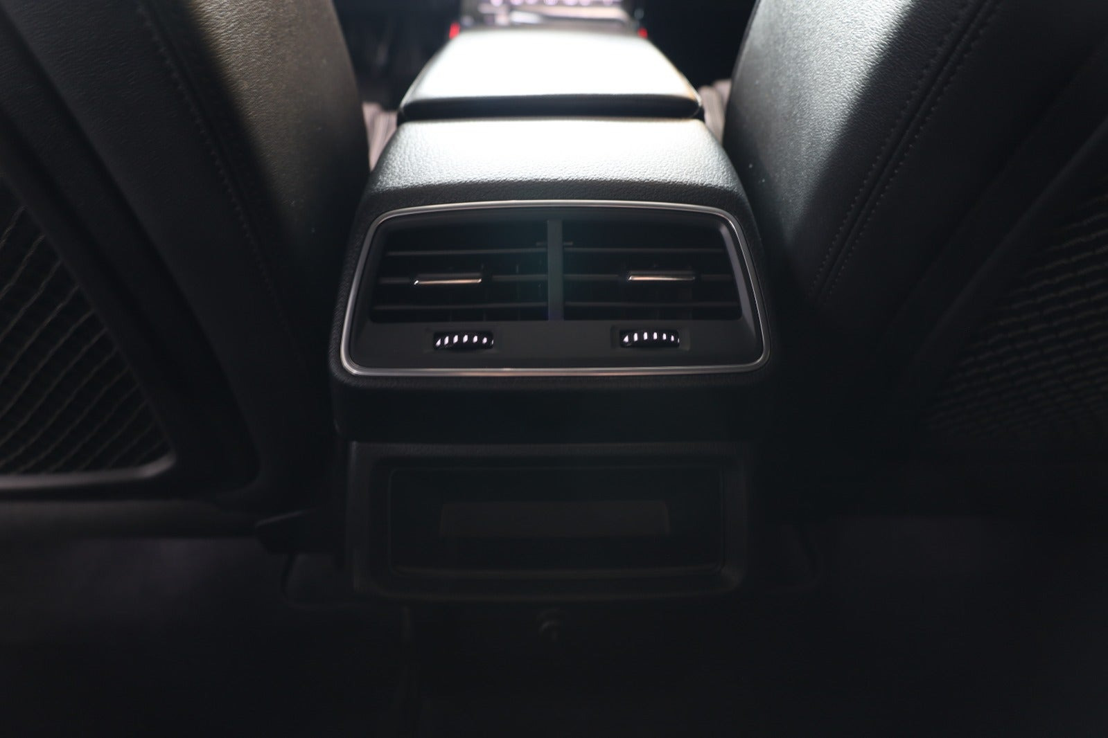 Grå Audi e-tron fra 2021