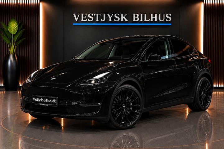Grå Tesla Model Y fra 2021 set udefra