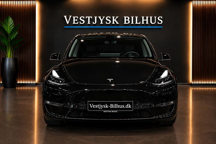 Grå Tesla Model Y fra 2021