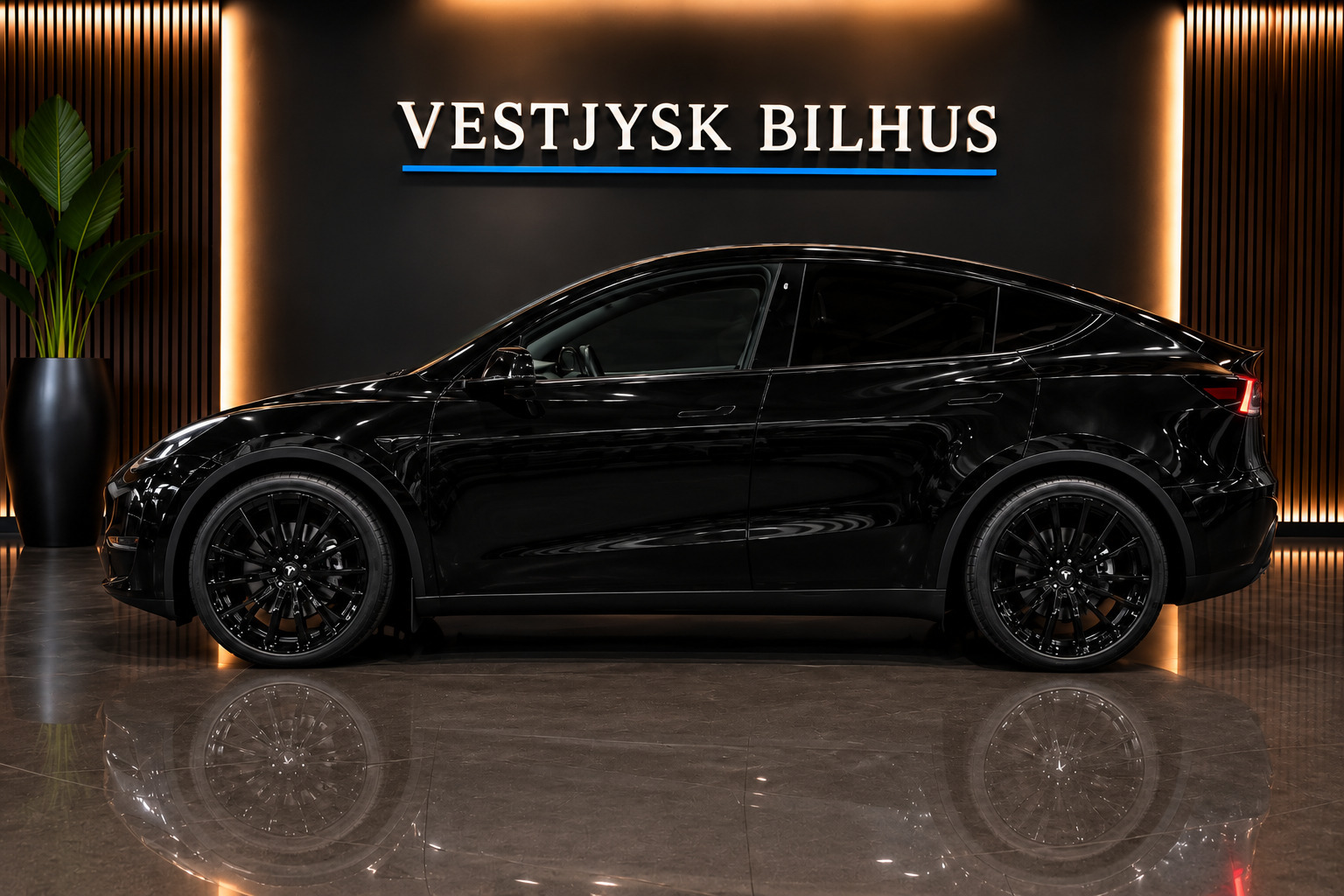 Grå Tesla Model Y fra 2021