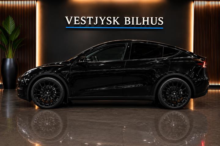 Grå Tesla Model Y fra 2021