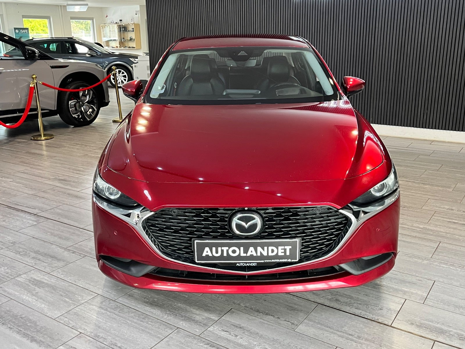 Rød Mazda 3 fra 2019