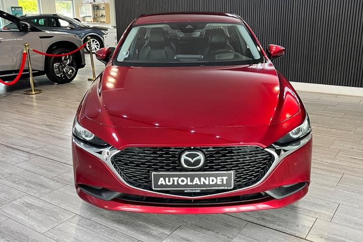 Rød Mazda 3 fra 2019