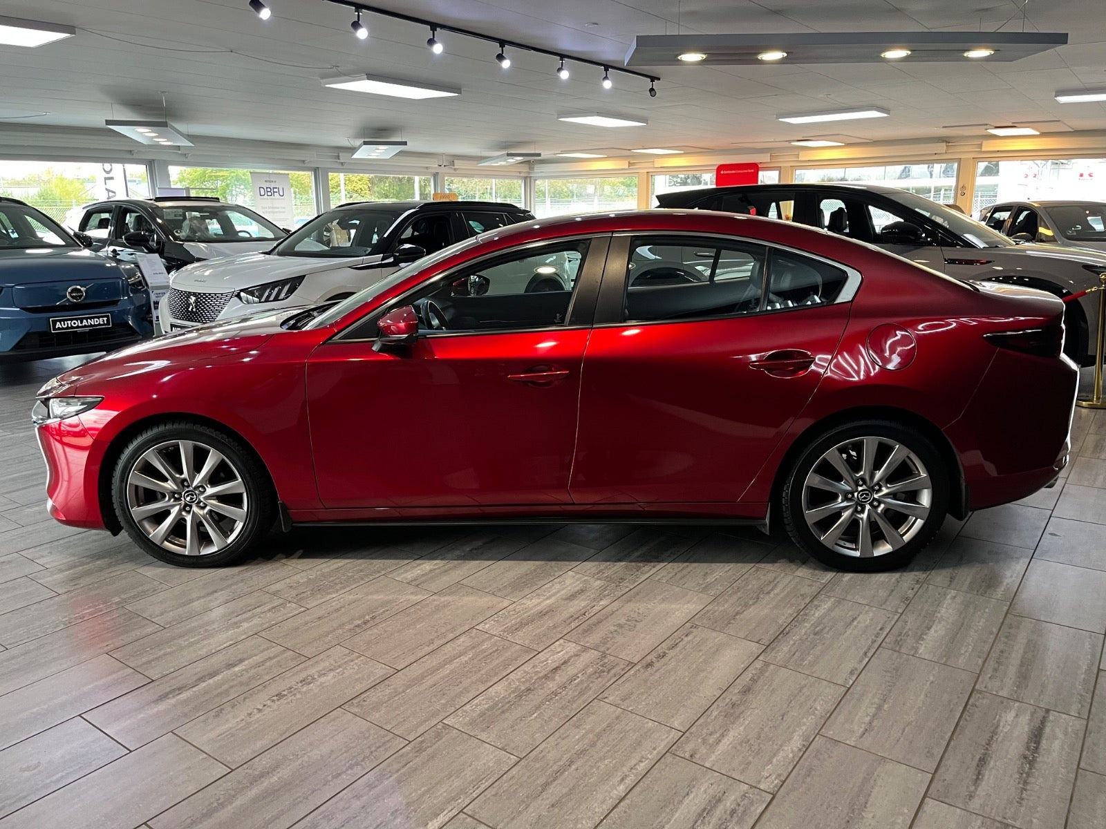 Rød Mazda 3 fra 2019