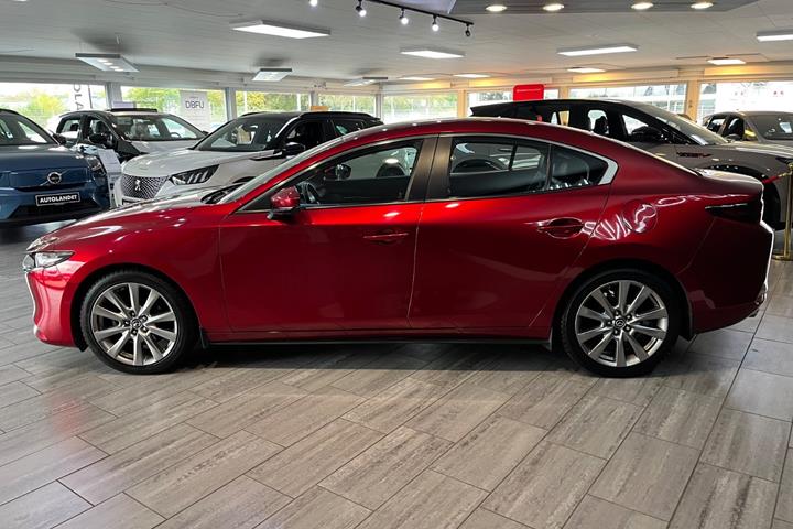 Rød Mazda 3 fra 2019