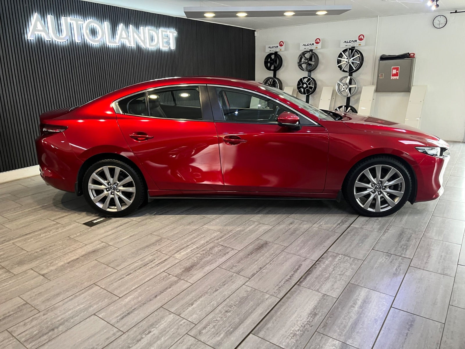 Rød Mazda 3 fra 2019