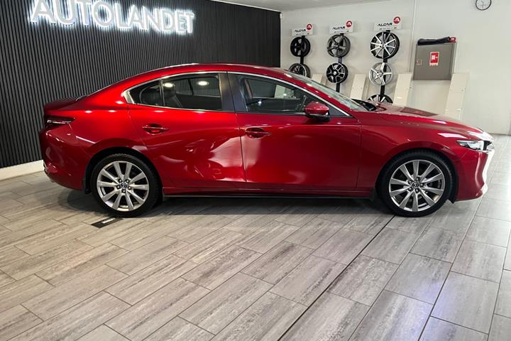Rød Mazda 3 fra 2019