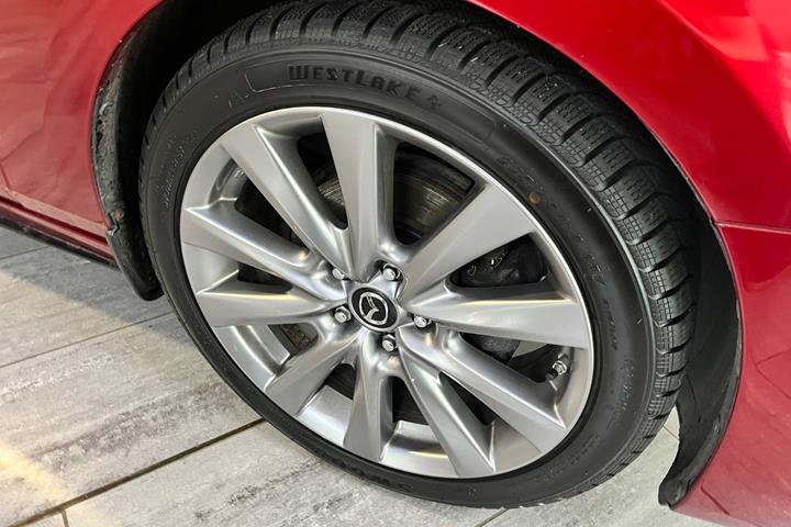 Rød Mazda 3 fra 2019