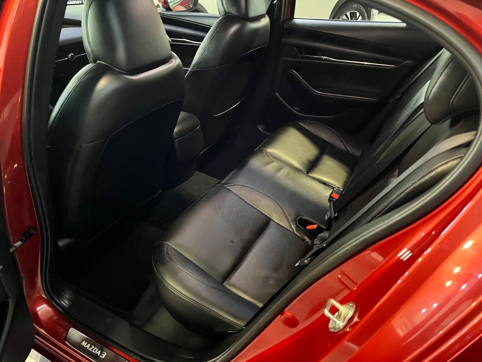 Rød Mazda 3 fra 2019