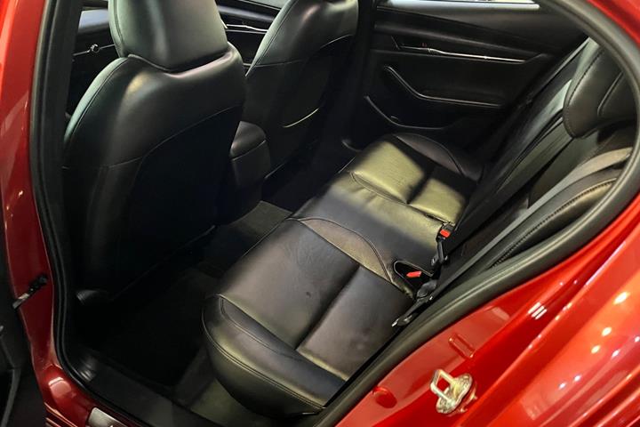 Rød Mazda 3 fra 2019