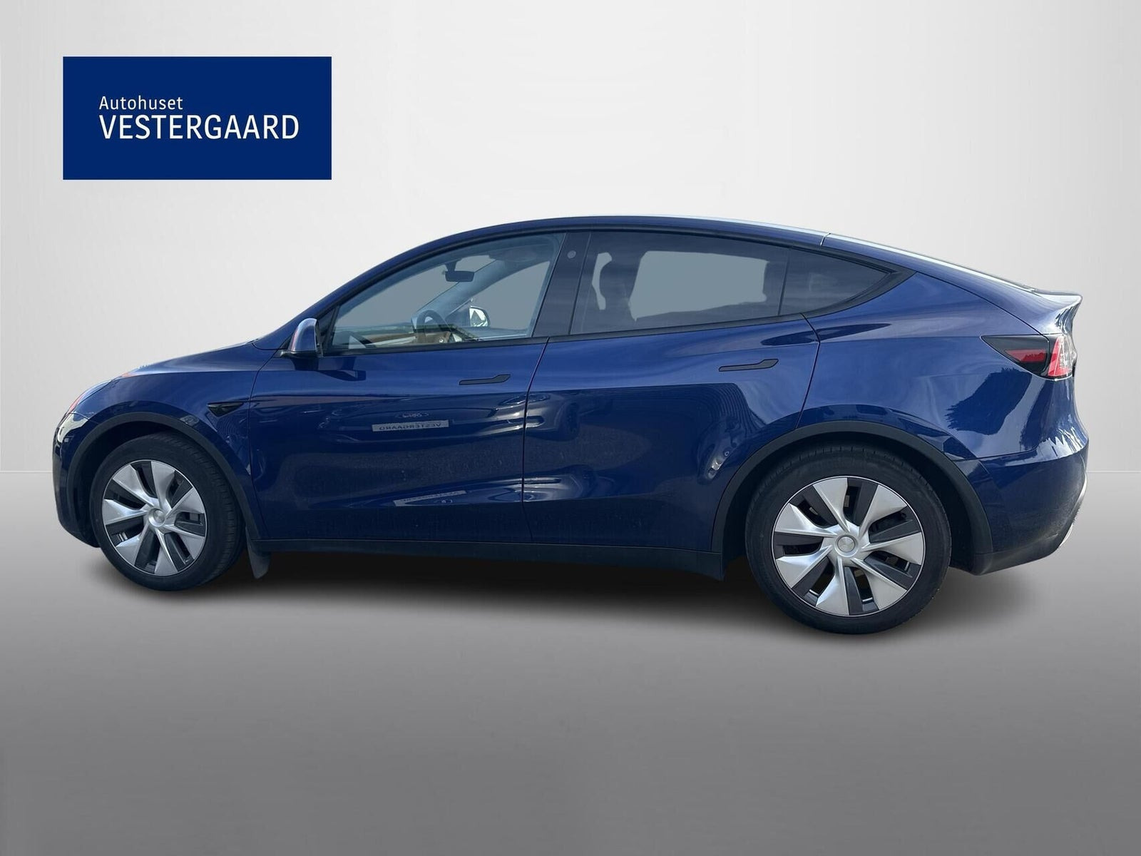 Blå Tesla Model Y fra 2023