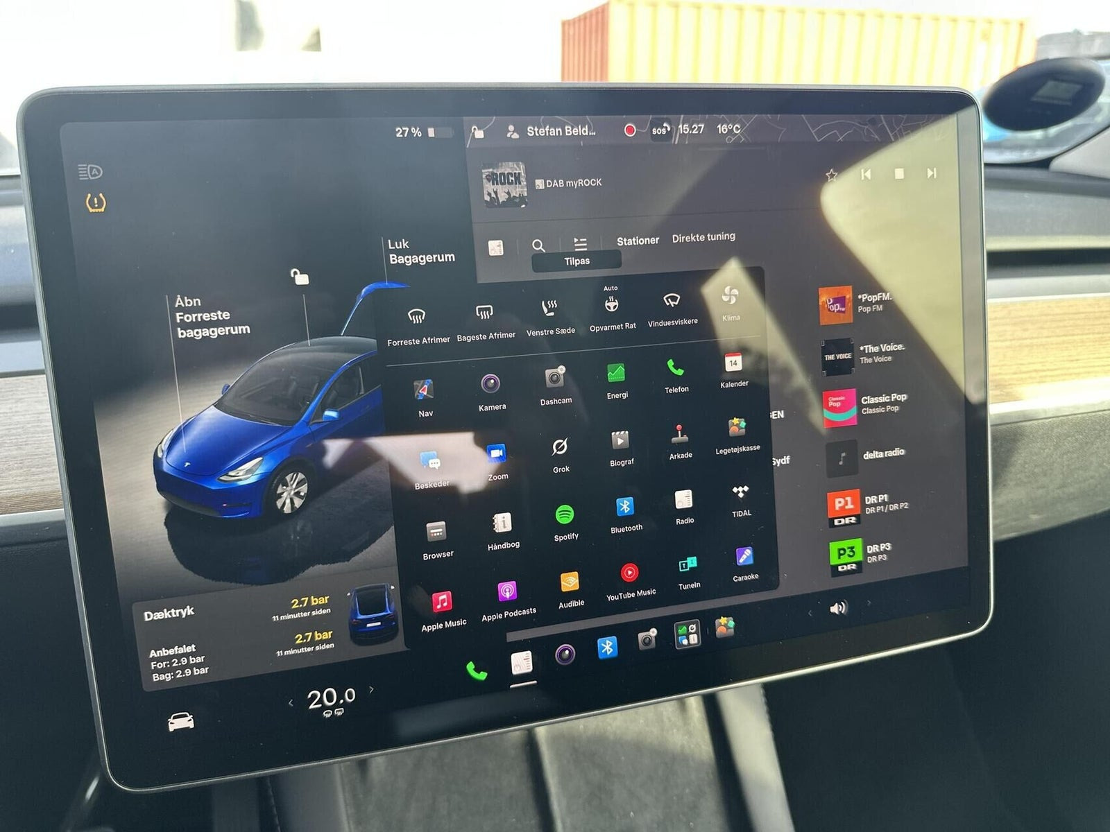 Blå Tesla Model Y fra 2023
