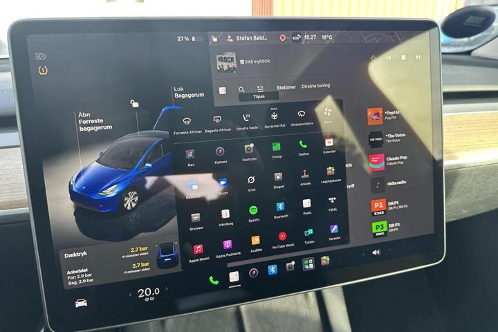 Blå Tesla Model Y fra 2023