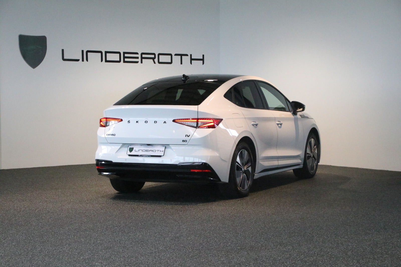 Hvid Skoda Enyaq fra 2023