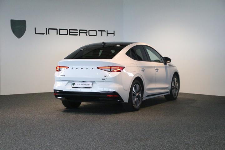 Hvid Skoda Enyaq fra 2023