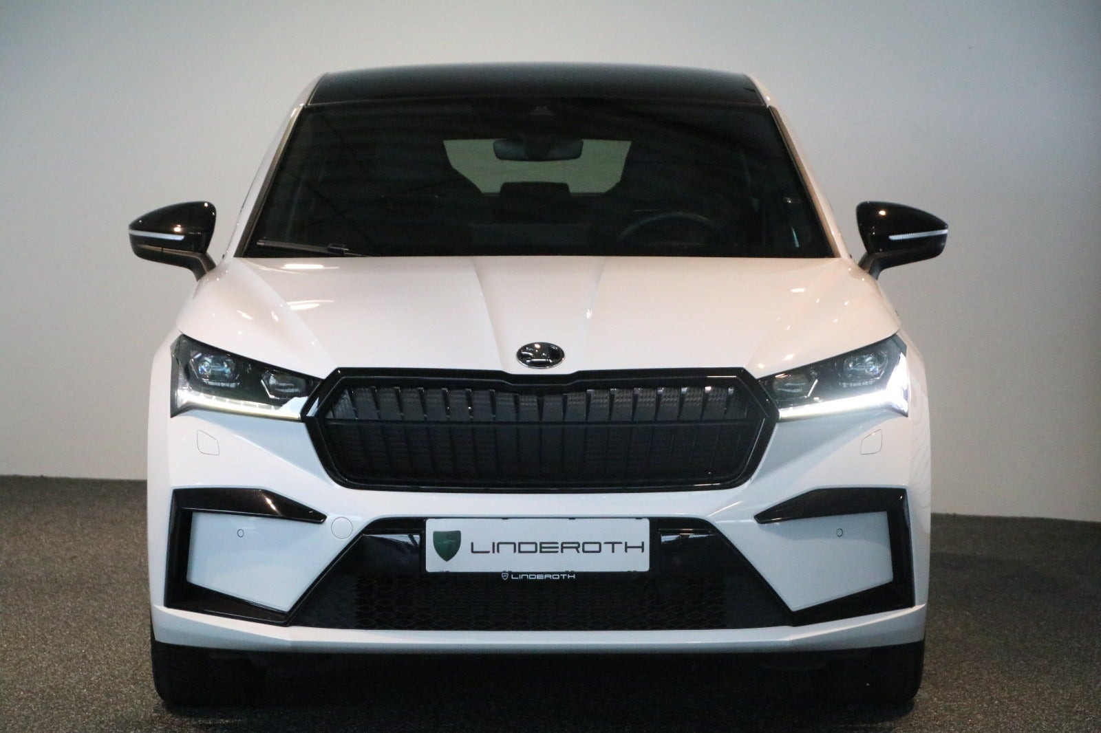 Hvid Skoda Enyaq fra 2023