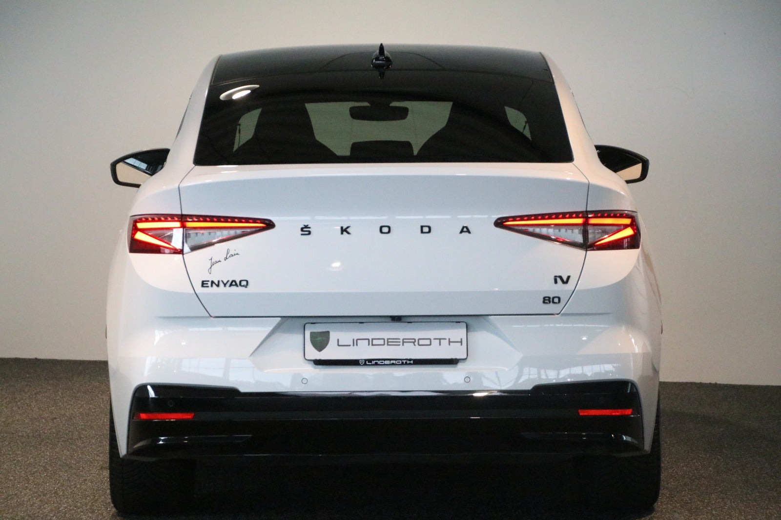 Hvid Skoda Enyaq fra 2023