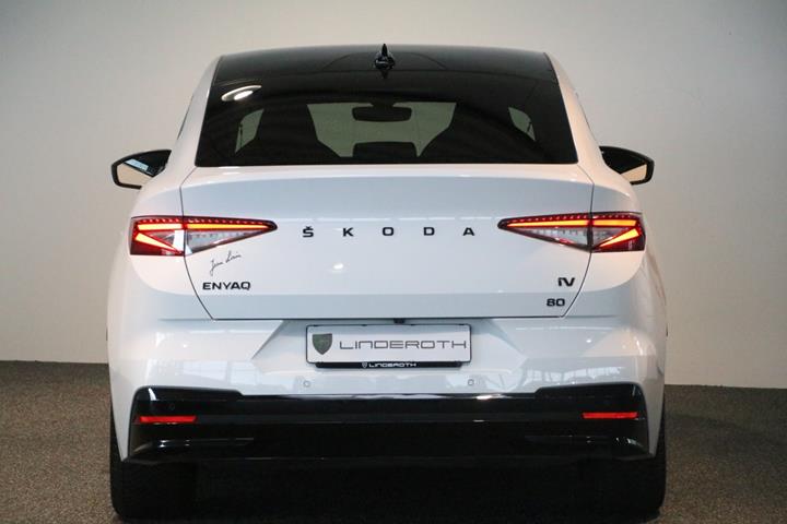 Hvid Skoda Enyaq fra 2023