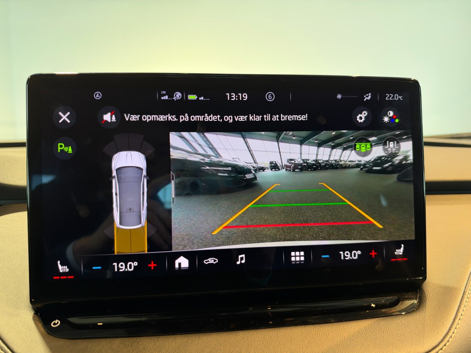 Hvid Skoda Enyaq fra 2023