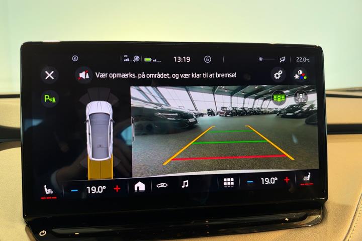 Hvid Skoda Enyaq fra 2023
