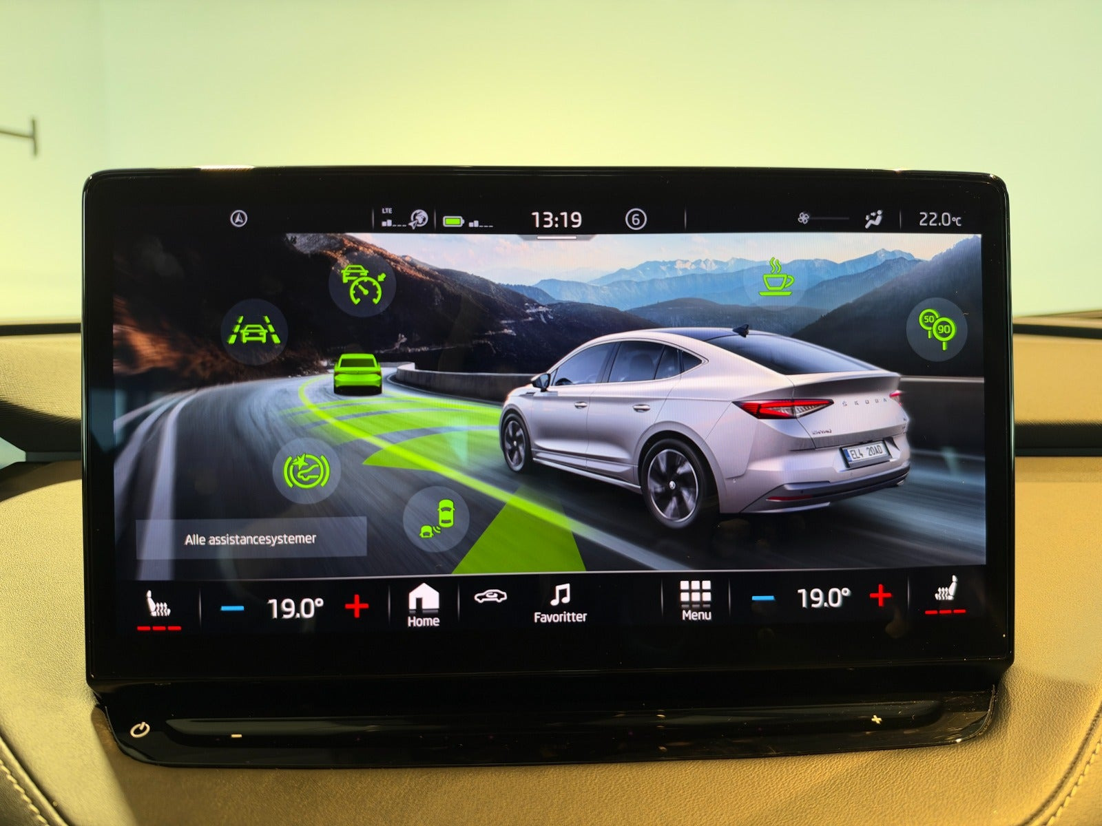 Hvid Skoda Enyaq fra 2023