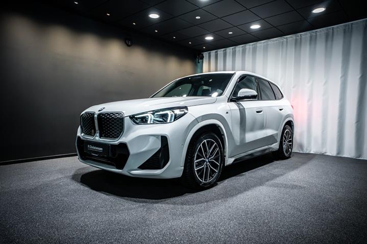 Hvid BMW iX1 fra 2024 set udefra