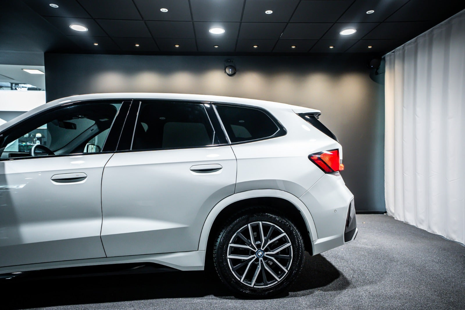 Hvid BMW iX1 fra 2024