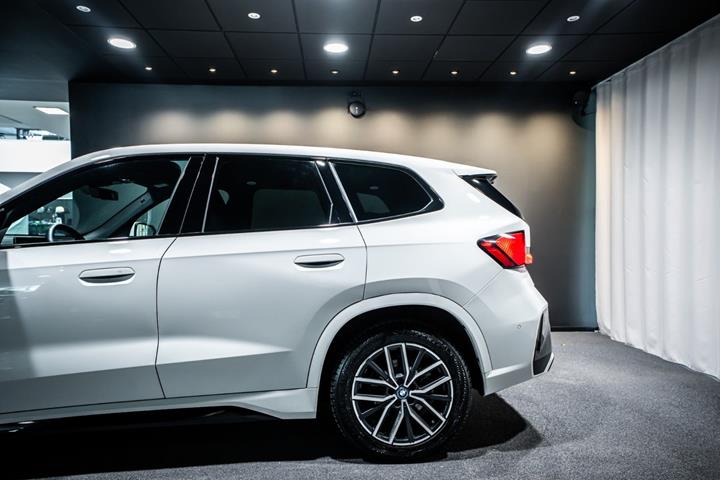Hvid BMW iX1 fra 2024