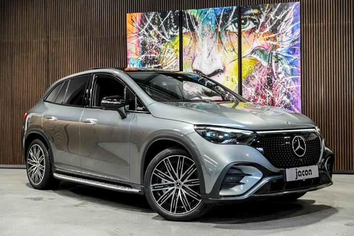 Grå Mercedes EQE350 SUV fra 2023 set udefra