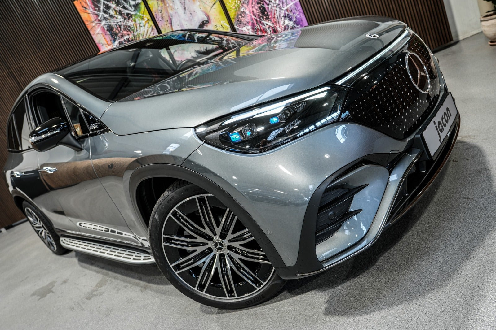 Grå Mercedes EQE350 SUV fra 2023