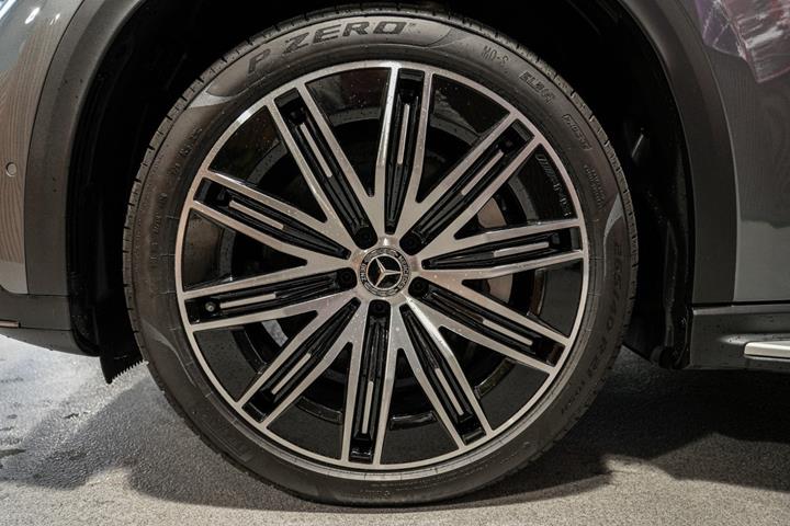 Grå Mercedes EQE350 SUV fra 2023