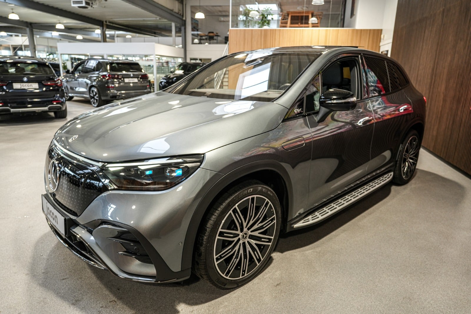 Grå Mercedes EQE350 SUV fra 2023