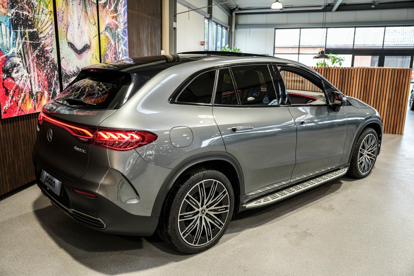 Grå Mercedes EQE350 SUV fra 2023