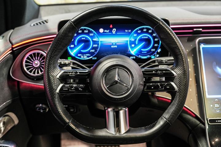 Grå Mercedes EQE350 SUV fra 2023